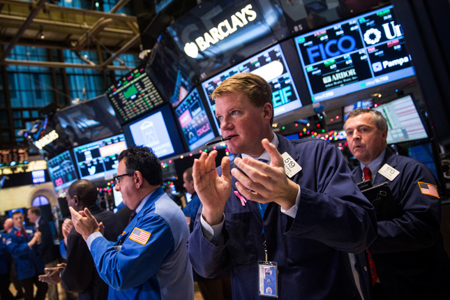 TSX tracks Wall Street surge on weak greenback