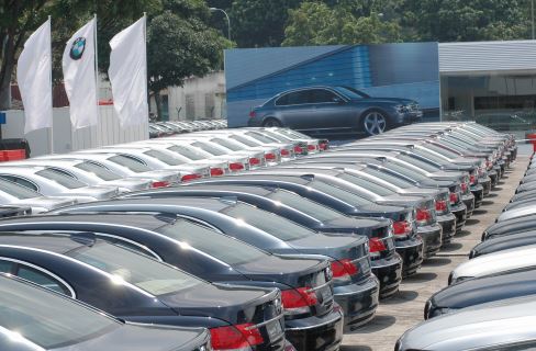 Car sales leave advisors at the curb