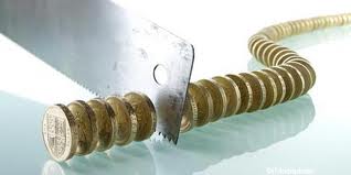 Major manager to cut fees on funds