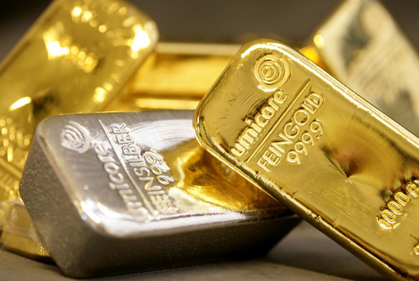 Advisor accused of turning client money into gold