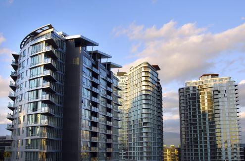 Price gap widens between Toronto houses and condos