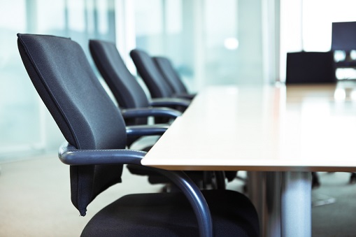 Huge financial firms in tug of war for advisors