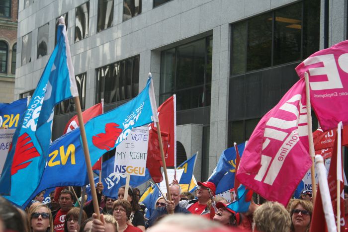 Healthcare workers rally outside legislature, promote safe staffing at roundtable