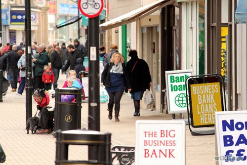 Smaller lenders offer deeper discounts